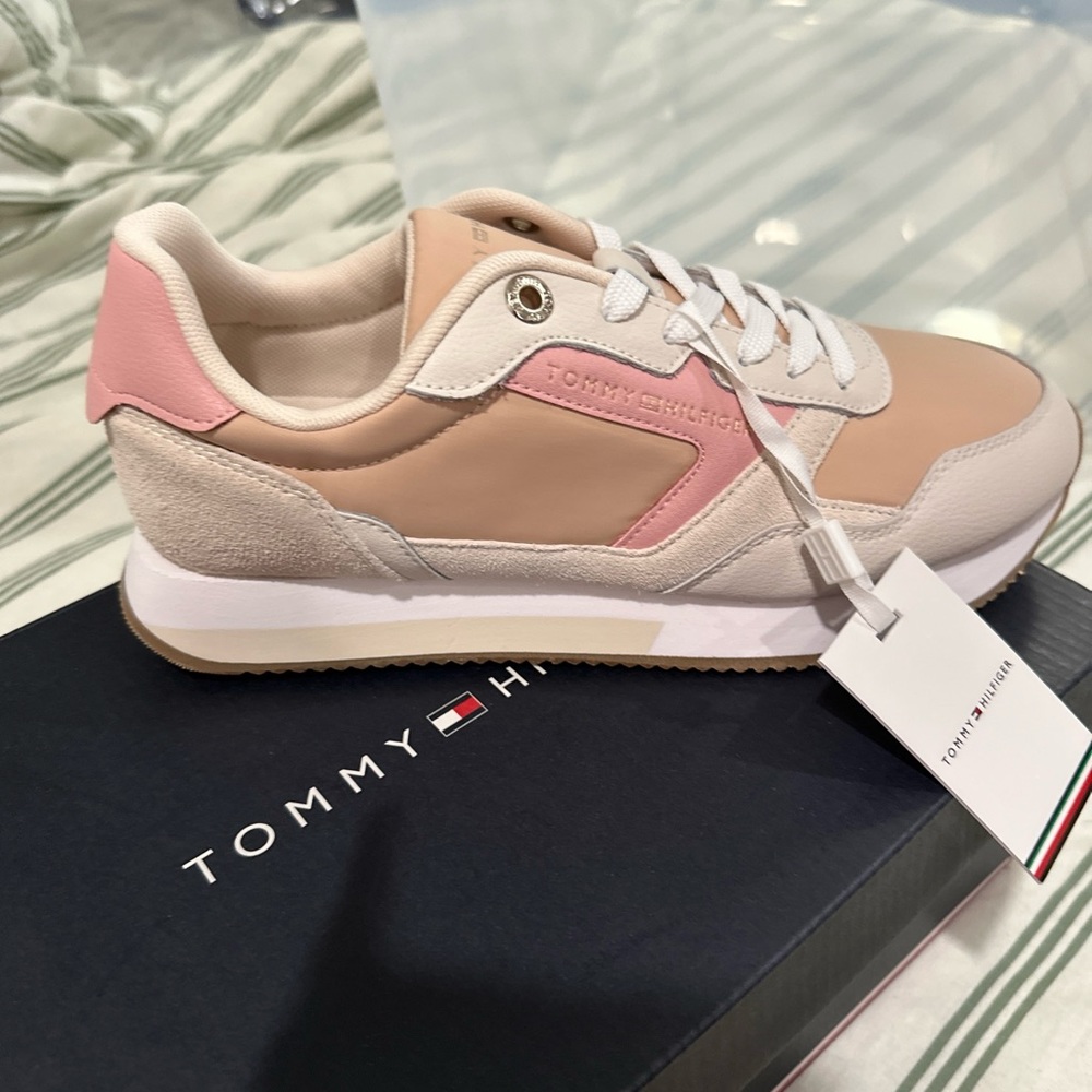 NWT  Tommy hilfiger sneakers for woman, size 9